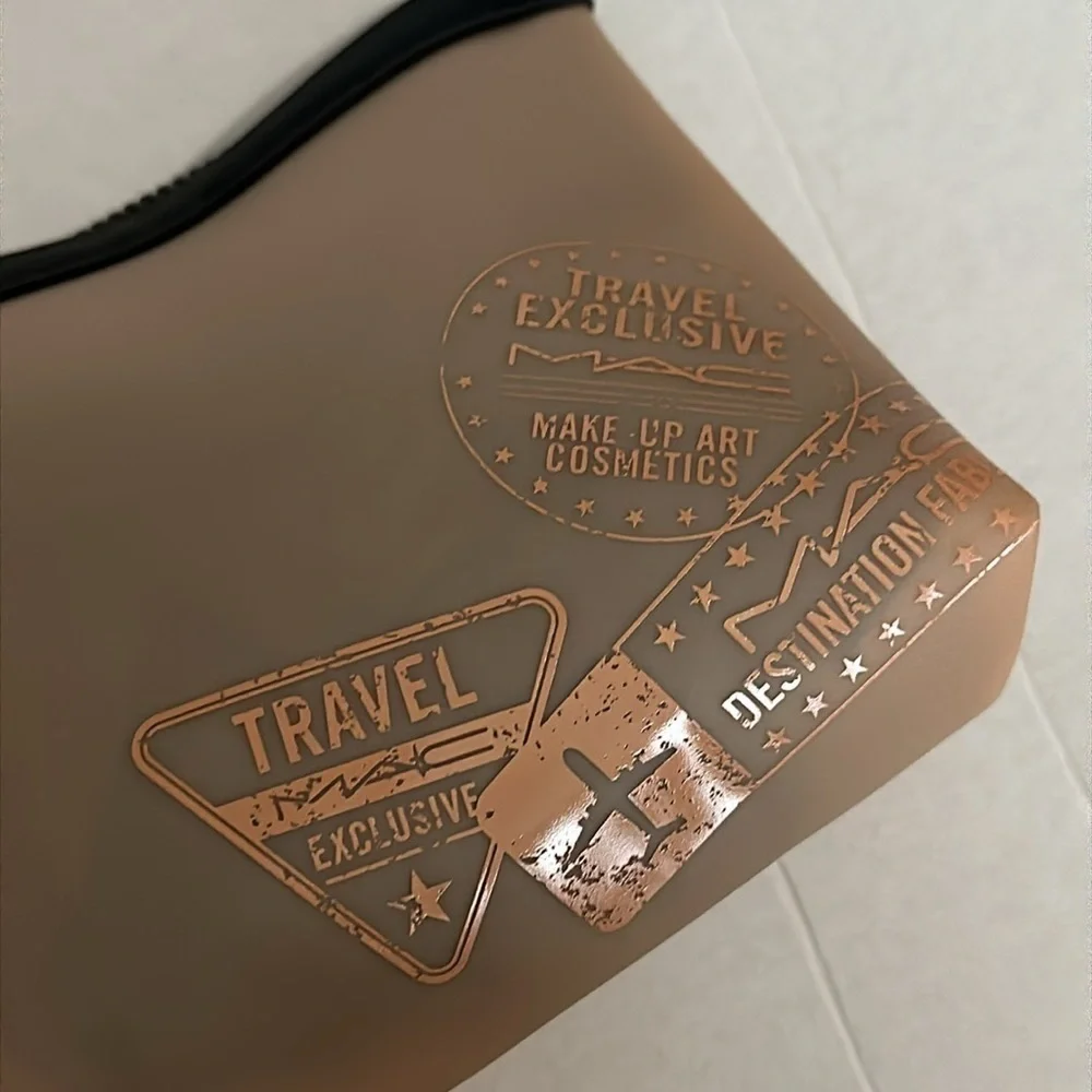MAC Traveling small bag